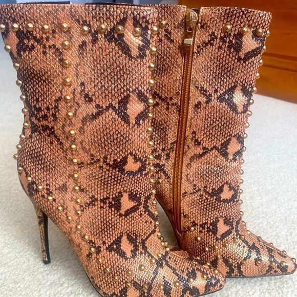AKIRA ENCHANTING SIZE 39 ZIPUP 4” HEELED BOOTS - Picture 1 of 6